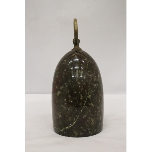 136 - A VERY HEAVY STONE DOORSTOP WITH A BRASS HANDLE, BELIEVED TO BE MADE FROM CORNISH SERPENTINE FROM TH... 