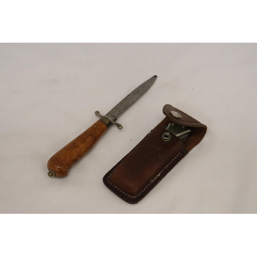 139 - TWO VINTAGE KNIVES TO INCLUDE A 'SCALEMEAD' IN A LEATHER CASE