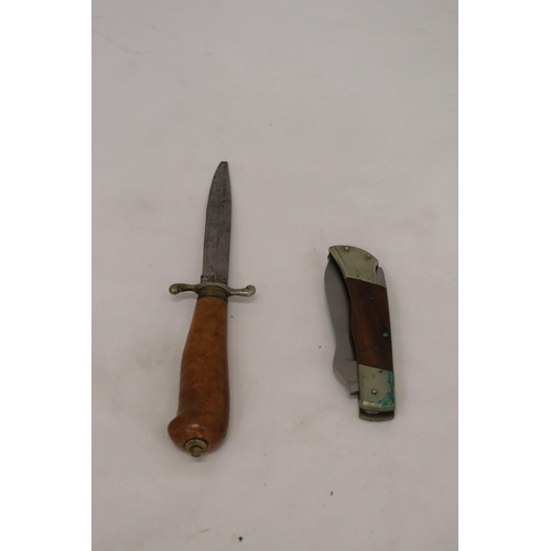 139 - TWO VINTAGE KNIVES TO INCLUDE A 'SCALEMEAD' IN A LEATHER CASE