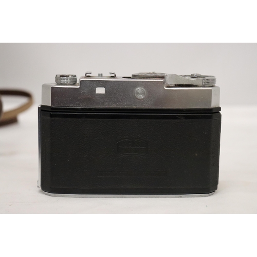 151A - A VINTAGE ZEISS IKON, CONTINA, CAMERA IN A LEATHER CASE, BOXED