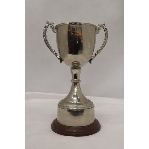 154 - A LARGE SILVER PLATED TROPHY WITH THE INSCRIPTION 'FELSON CLASSIC', HEIGHT 31CM