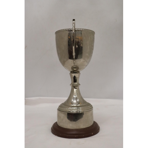 154 - A LARGE SILVER PLATED TROPHY WITH THE INSCRIPTION 'FELSON CLASSIC', HEIGHT 31CM