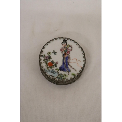 157 - A VINTAGE SILVER TONE TRINKET BOX WITH THE IMAGE OF A JAPANESE LADY IN A FLORAL GARDEN