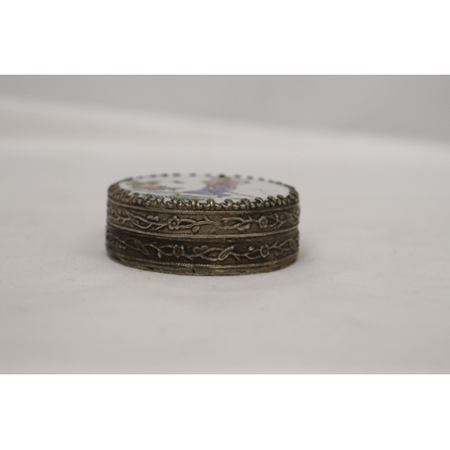 157 - A VINTAGE SILVER TONE TRINKET BOX WITH THE IMAGE OF A JAPANESE LADY IN A FLORAL GARDEN