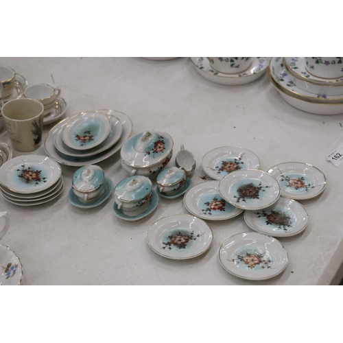 162 - A VINTAGE DOLL'S TEASET AND DINNER SERVICE TO INCLUDE PLATES, CUPS, SAUCERS, TEAPOT, ETC