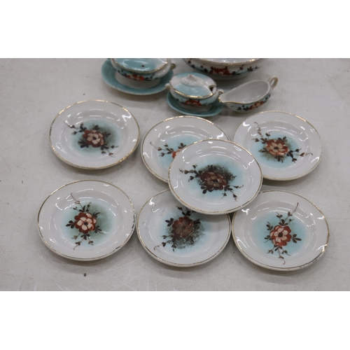 162 - A VINTAGE DOLL'S TEASET AND DINNER SERVICE TO INCLUDE PLATES, CUPS, SAUCERS, TEAPOT, ETC