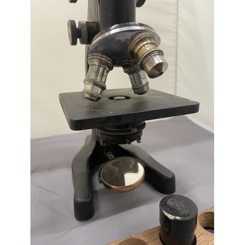 172 - AN ERNST LEITZ WETZLAR MICROSCOPE, NO. 324603, WITH WOOD TRAY AND SPARE LENS