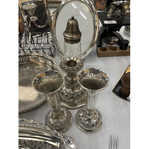 176 - A QUANTITY OF SILVER PLATED ITEMS TO INCLUDE TRAYS, A CANDLEABRA, TOAST RACK, BUD VASES, SUGAR SIFTE... 