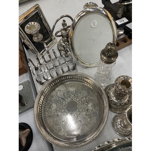 176 - A QUANTITY OF SILVER PLATED ITEMS TO INCLUDE TRAYS, A CANDLEABRA, TOAST RACK, BUD VASES, SUGAR SIFTE... 