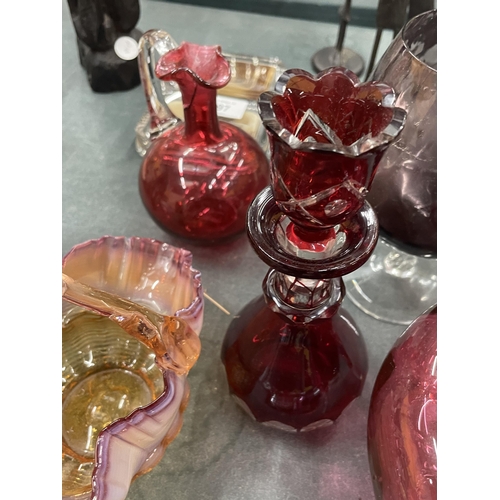 195 - A COLLECTION OF VINTAGE COLOURED GLASS TO INCLUDE CRANBERRY BOWLS, A SMALL LIDDED BOTTLE, BASKET BOW... 