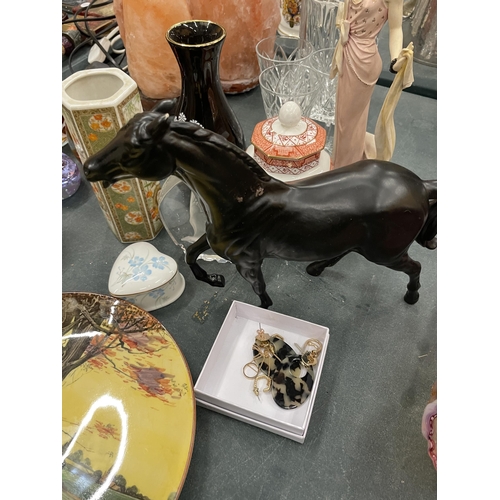 199 - A MIXED LOT TO INCLUDE A DECANTER AND GLASSES, A WEDGWOOD GLASS PAPERWEIGHT, VASES, HORSE AND LADY F... 