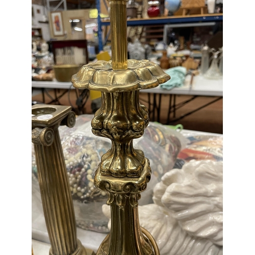 228 - A HEAVY VINTAGE ORNATE BRASS TABLE LAMP, HEIGHT 39CM