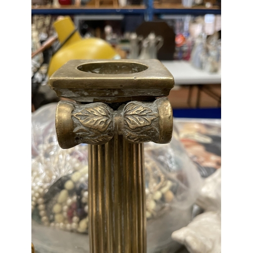 230 - A VINTAGE CORINTHIAN COLUMN BRASS CANDLESTICK, HEIGHT 31CM