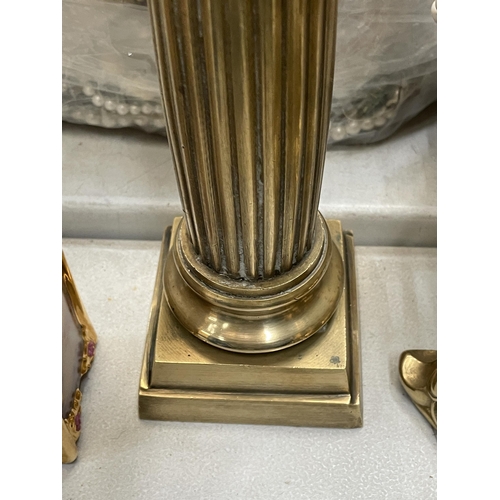 230 - A VINTAGE CORINTHIAN COLUMN BRASS CANDLESTICK, HEIGHT 31CM