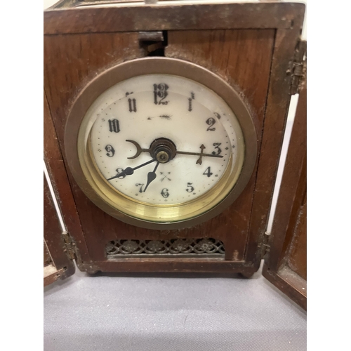 235 - A VINTAGE OAK CASED, GERMAN, TRAVEL CARRIAGE CLOCK WITH ALARM, WORKING AT TIME OF CATALOGUING, NO WA... 