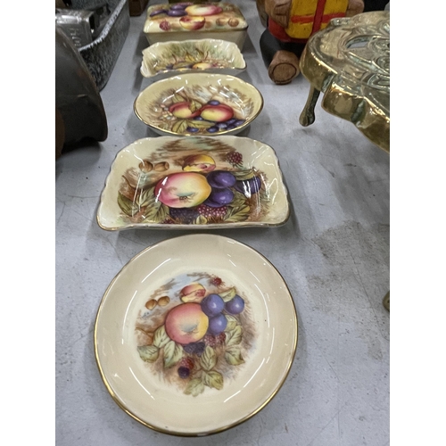 247 - A COLLECTION OF AYNSLEY 'ORCHARD GOLD' CERAMICS TO INCLUDE A TRINKET BOX AND PIN TRAYS - 5 IN TOTAL