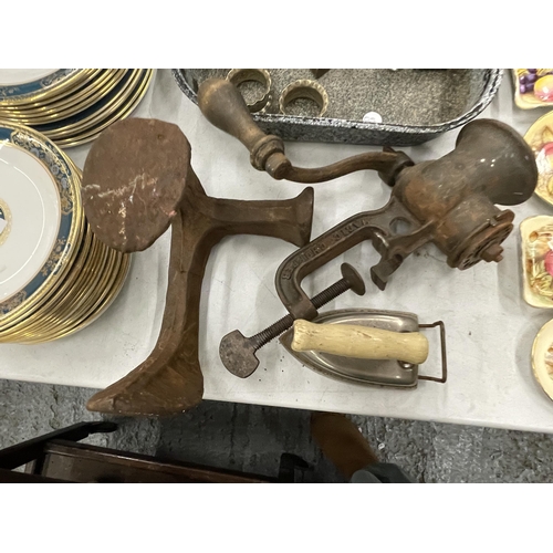 248 - A COLLECTION OF VINTAGE KITCHENALIA TO INCLUDE MINCERS, IRONS, A COBBLERS LAST, ETC