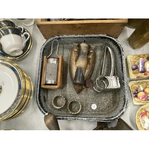 248 - A COLLECTION OF VINTAGE KITCHENALIA TO INCLUDE MINCERS, IRONS, A COBBLERS LAST, ETC