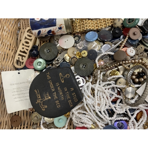 281A - A MIXED LOT TO INCLUDE COSTUME JEWELLERY, WATCHES, PILL BOXES, BUTTONS, ETC