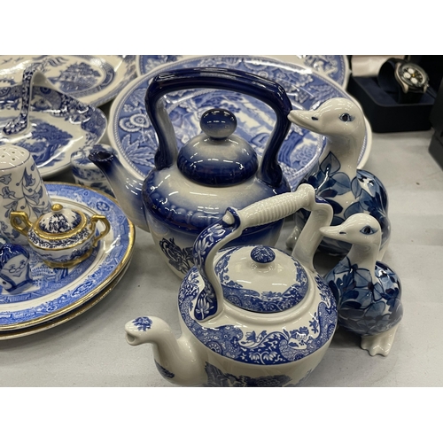 286 - A COLLECTION OF BLUE AND WHITE CERAMICS TO INCLUDE SPODE ITALIAN AND BLUE ROOM, WILLOW PATTERN PLATE... 