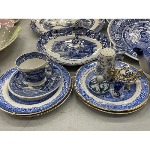 286 - A COLLECTION OF BLUE AND WHITE CERAMICS TO INCLUDE SPODE ITALIAN AND BLUE ROOM, WILLOW PATTERN PLATE... 