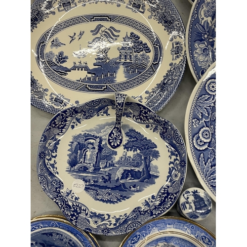 286 - A COLLECTION OF BLUE AND WHITE CERAMICS TO INCLUDE SPODE ITALIAN AND BLUE ROOM, WILLOW PATTERN PLATE... 