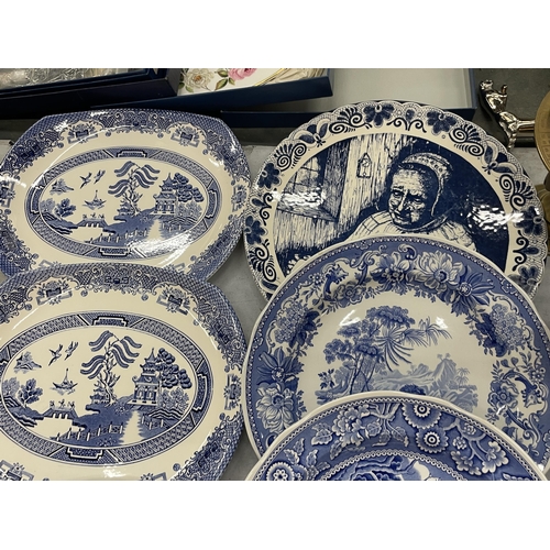 286 - A COLLECTION OF BLUE AND WHITE CERAMICS TO INCLUDE SPODE ITALIAN AND BLUE ROOM, WILLOW PATTERN PLATE... 