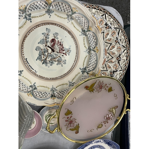 287 - A QUANTITY OF CERAMIC PLATES, ETC TO INCLUDE HANDPAINTED FLOWER PIN TRAYS, WEDGWOOD, ETC