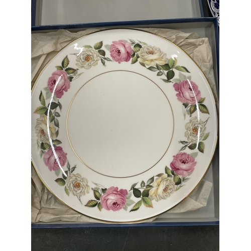 288 - TWO BOXED CABINET PLATES TO INCLUDE AYNSLEY, 'THE HORSE, ROYAL WORCESTER, 'ROYAL GARDEN' CAKE PLATE ... 