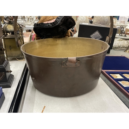 295 - A LARGE BRASS JAM PAN, DIAMETER 31CM