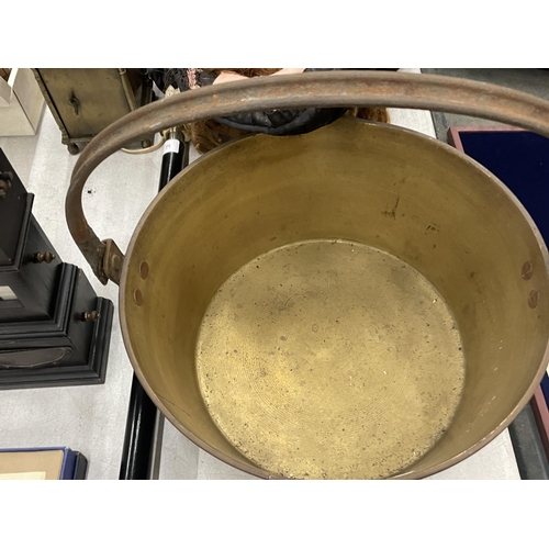 295 - A LARGE BRASS JAM PAN, DIAMETER 31CM