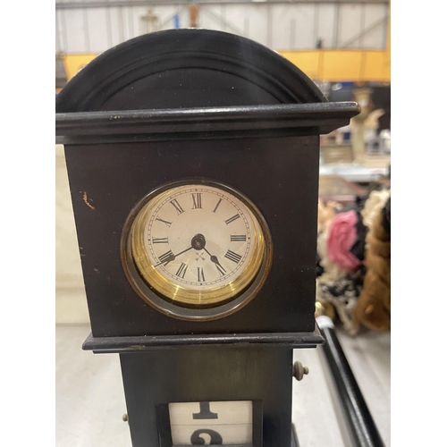 298 - A VINTAGE WOODEN CLOCK, IN THE STYLE OF A GRANDFATHER CLOCK, WITH CALENDAR NUMBERS, HEIGHT 29CM