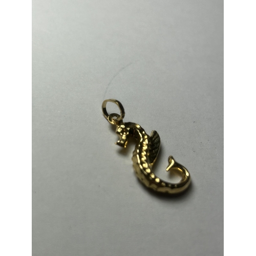 518 - A 9CT YELLOW GOLD SEAHORSE CHARM