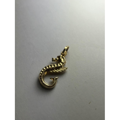 518 - A 9CT YELLOW GOLD SEAHORSE CHARM