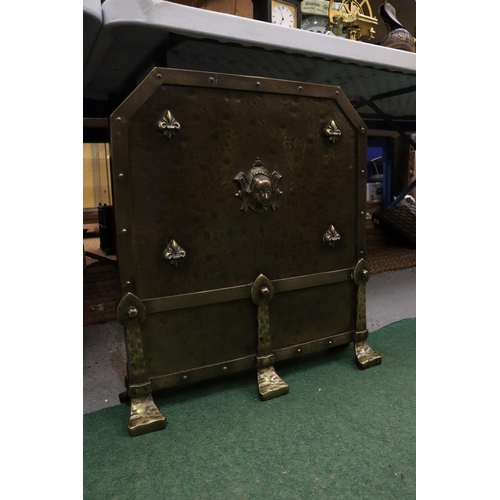36 - A HEAVY ARTS AND CRAFTS BRASS FIRE SCREEN