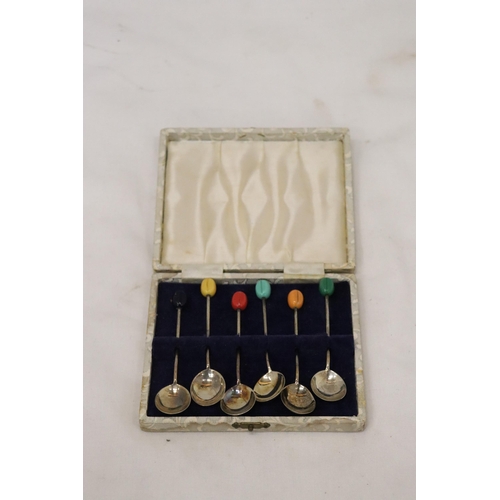 5 - A SET OF SIX HALLMARKED SHEFFIELD SILVER COFFEE BEAN SPOONS WITH VARIOUS COLOURED TOPS IN A PRESENTA... 