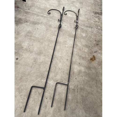 1522 - A PAIR OF ORNATE AND DECORATIVE WROUGHT IRON GARDEN HANGING BASKET HANGING FRAMES (H:200CM)