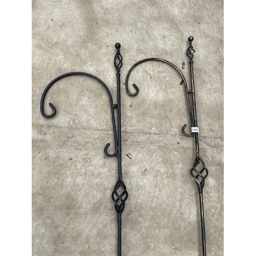 1522 - A PAIR OF ORNATE AND DECORATIVE WROUGHT IRON GARDEN HANGING BASKET HANGING FRAMES (H:200CM)