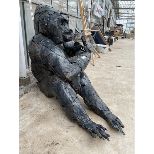 1522A - A LARGE METAL GARDEN ART GORILLA FIGURE (H:88CM)