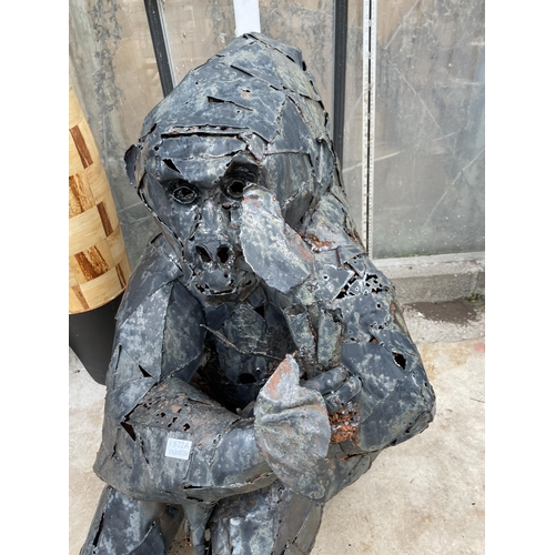 1522A - A LARGE METAL GARDEN ART GORILLA FIGURE (H:88CM)