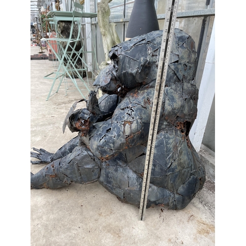 1522A - A LARGE METAL GARDEN ART GORILLA FIGURE (H:88CM)