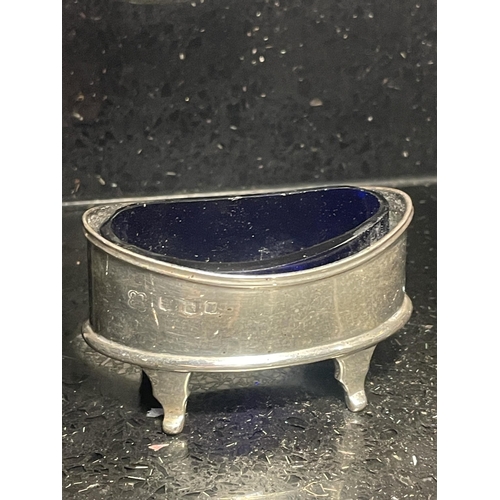 100 - A HALLMARKED GEORGE III SILVER SALT WITH BLUE GLASS LINER