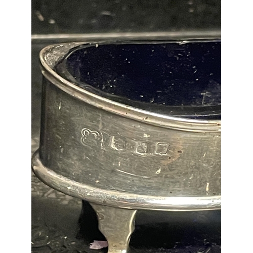 100 - A HALLMARKED GEORGE III SILVER SALT WITH BLUE GLASS LINER