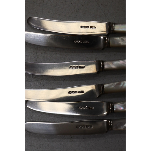 49 - SIX HALLMARKED SHEFFIELD BUTTER KNIVES WITH PEARLISED HANDLES