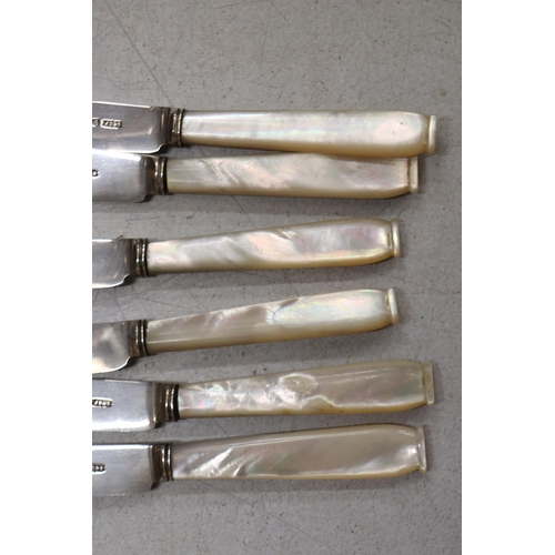 49 - SIX HALLMARKED SHEFFIELD BUTTER KNIVES WITH PEARLISED HANDLES
