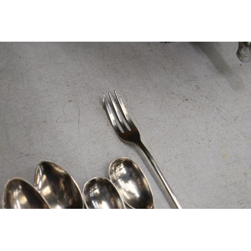 51 - EIGHT HALLMARKED SILVER ITEMS TO INCLUDE SIX TEASPOONS AND TWO FORKS GROSS WEIGHT GROSS WEIGHT 153 G... 