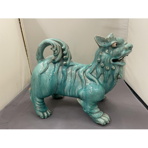 61 - A LARGE ORIENTAL FOO DOG HEIGHT 20CM (A/F CHIP ON REAR)