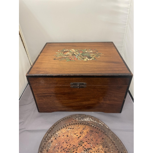 62 - A LATE 19TH CENTURY EARLY 20TH CENTURY MONOPOL MUSIC BOX WITH DECORATIVE LID AND INNER LID, WINDING ... 
