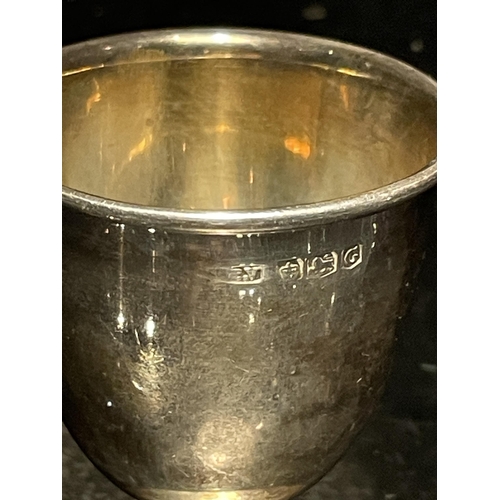 97 - A HALLMARKED SHEFFIELD SILVER EGG CUP