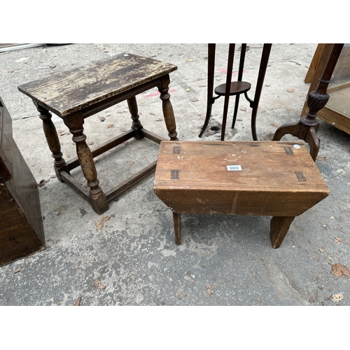 2972 - A SMALL PINE STOOL AND OAK TABLE